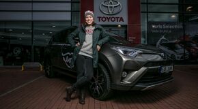 Eva Samková s týmem si převzala nové vozy Toyota